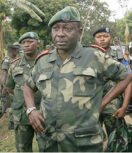 الجنرال الكونغولي افرانسوا أولينغا مع بعض القوات التابعة له.