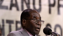 روبيرت موغابي رئيس زيمبابوي الموجود رهن الإقامة الجبرية والمعزول من طرف الحزب الحاكم.