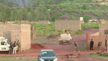 قوات مسلحة أمام منتجع كانغابا ضاحية العاصمة المالية باماكو.