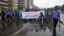 متظاهرون نيجيريون يدعون رئيس البلاد إلى استئناف مهامه أو الاستقالة.