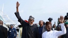 الرئيس النيجيري محمدو بخاري لدى عودته إلى البلاد.