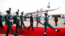 الرئيس الفرنسي إيمانويل ماكرون لدى وصوله مطار أبوجا.