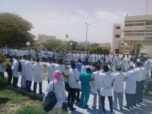 الأطباء خلال وقفة احتجاجية لمركز الاستطباب الوطني بنواكشوط 
