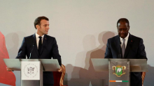 رئيس ساحل العاج الحسن واتارا خلال مؤتمر صحفي مع الرئيس الفرنسي إيمانويل ماكرون