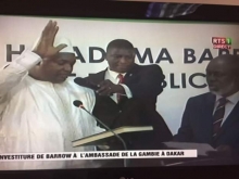 الرئيس الغامبي المنتخب آدما بارو خلال تنصيبه بمقر السفارة الغامبية في داكار.