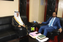 وزير الشؤون الإسلامية والتعليم الأصلي أحمد ولد أهل داوود، والسفير السعودي هزاع بن ضاوي المطيري (وما)