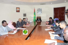 اللجنة الوزارية خلال اجتماعها اليوم بقاعة الاجتماعات في الوزارة الأولى (وما)