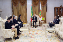الرئيس الموريتاني محمد ولد الغزواني والممثل الخاص للاتحاد الأوروبي في الساحل إنخيل لوسادا (وما)