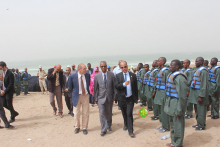 الرسميون يستعرضون المتخرجين من المركز اليوم (وما)