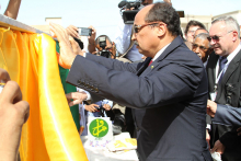 الرئيس ولد عبد العزيز خلال إزاحة ستارة بدأ أشغال المعهد إبريل 2014 (وما)