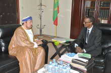 وزير العدل جا مختا ملل، والسفير العماني في موريتانيا سيف  بن هلال بن علي المعمري خلال لقائهما اليوم (وما)