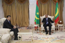 الرئيس محمد ولد عبد العزيز خلال استقباله لمبعوث لحسن وراجودا المبعوث الخاص للرئيس الأندنوسي (وما)