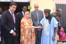 مفوضة الأمن الغذائي بموريتانيا نجوى منت الكتاب خلال تسليم مساعدة لأحد المستفيدين من التوزيع (وما)