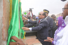الرئيس الموريتاني محمد ولد عبد العزيز خلال وضع حجر أساس المشروع يوم 27 نوفمبر 2016 (وما)