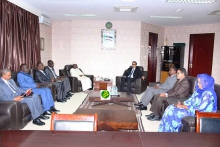 وزير الخارجية الموريتاني إسلك ولد إزيد بيه خلال لقائه مع الوزيرين الغامبيين الثلاثاء بنواكشوط (وما)