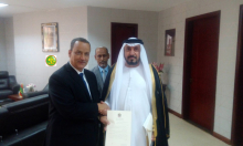 السفير الإماراتي الجديد حمد غانم حمد المهيري خلال تقديمه نسخة من أوراق اعتماده لوزير الخارجية  الموريتاني إسماعيل ولد الشيخ أحمد (وما)