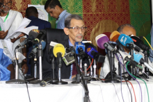 رئيس اللجنة المستقلة للانتخابات محمد فال ولد بلال وأعضاء في اللجنة خلال مؤتمر صحفي سابق (الأخبار - أرشيف)