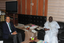 وزير الداخلية الموريتاني محمد سالم ولد مرزوك، والسفير المغربي حميد شبار خلال لقائهما أمس السبت (وما)