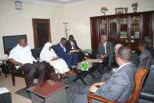أعضاء اللجنة الإفريقية خلال جلستهم مع وزير العدل إبراهيم ولد داداه ـ (AMI)