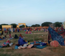 بعض سكان باسكنو داخل إحدى مدارس المدينة بعد أن دمرت السيول منازلهم (الأخبار)