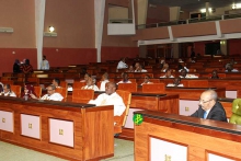 النواب خلال جلستهم الخميس لإجازة القوانين الثلاثة بحضور وزير الداخلية (وما)