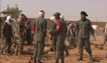 جنود ماليون في موقع هجوم سابق في منطقة غاو (رويترز)