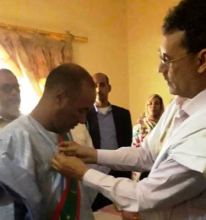 الوالي يقلد العمدة المنتخب الوشاح الرسمي بمباني مقاطعة الشامي/ تصوير الاخبار