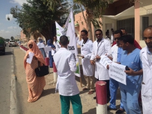 الأطباء خلال وقفتهم الاحتجاجية صباح اليوم أمام القصر الرئاسي