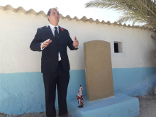 السفير البريطاني في موريتانيا سام توماس أثناء وضعه لأكليل الزهور على قبور جنود ابرطانيين/ الأخبار