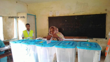 سيدة تدلي بصوتها في الانتخابات البلدية العام الماضي في نواكشوط (الأخبار - أرشيف)