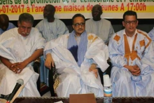 ولد اخطور (الأول من اليمين) وإلى جانبه وزير الخارجية السابق إسلك ولد أحمد إزيد بيه 