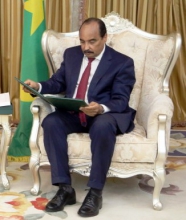 الرئيس الموريتاني محمد ولد عبد العزيز يقرأ دعوة ملك السعودية له (وما)
