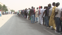 ناخبون سنغاليون أمام أحد مكاتب التصويت في نواكشوط.
