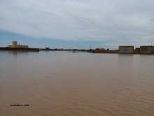 مشهد للسيولة داخل مدينة باسكنو حيث حطمت عشرات المنازل الطينية (الأخبار)