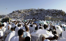 حجاج على جبل عرفة يوم الحج الأكبر