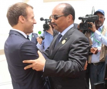 عناق الرئيس ولد عبد العزيز والرئيس ماكرون بمطار أم التونسي ـ (AMI)