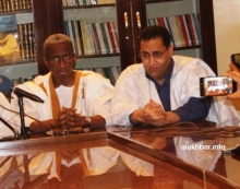 عضو لجنة تشخيص إصلاح الحزب الحاكم المختار ولد اجاي، ورئيس اللجنة جالو مامادو باتيا (الأخبار)