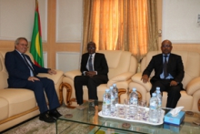 وزير الدفاع الموريتاني جالو ممادو باتيا خلال لقائه السفير الفرنسي جويل مايير اليوم