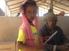 طفلة من مالي في طابور على الخدمات الصحية في مخيم امبره شرقي موريتانيا (الأخبار - أرشيف)