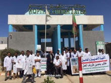 وقفة احتجاجية للأطباء المضربين أمام مستشفى الشيخ زايد في نواكشوط (الأخبار)