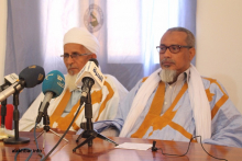 رئيس الحمعية الشيخ أحمد جدو ولد أحمد باهي، ورئيس مجلس شوراها الشيخ محمد عبد الرحمن ولد أحمد الملقب ولد فتى خلال المؤتمر الصحفي اليوم (الأخبار)