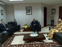 وزير الخارجية الموريتاني إسماعيل ولد الشيخ أحمد خلال لقائه مع السفير الأمريكي مايكل دودمان الاثنين (وما)