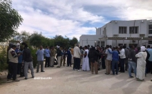 عمال الشركة خلال وقفتهم الاحتجاجية صباح اليوم بمقرها في نواكشوط