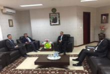 وزير الخارجية إسماعيل ولد الشيخ أحمد خلال لقائه السفير رئيس بعثة الاتحاد الأوربي كيكومو ديرازو اليوم (وما)