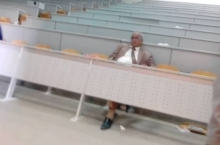 عميد كلية الطب بجامعة نواكشوط دادة ولد لبشير في المدرج بعد مقاطعة الطلاب للمحاضرة التي كانت مقررة اليوم 