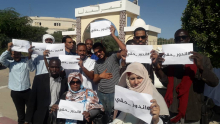 نشطاء أمام بوابة قصر العدل بولاية نواكشوط الغربية اليوم الاثنين 
