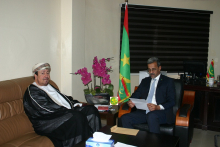 وزير التنمية الريفية ادي ولد الزين، والسفير العماني في نواكشوط الشيخ سيف بن هلال بن علي المعمري (وما)