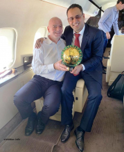 ولد يحي يحمل جائزة أفضل منتخب إفريقي للعام 2018 رفقة رئيس الاتحاد الدولي لكرة القدم جياني إينفانتينو وهما على متن الطائرة في طريقهما إلى نواكشوط