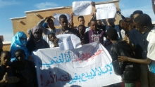 تلاميذ يرفعون شعار الوقفات المنظمة اليوم في إحدى المؤسسات الدراسية بنواكشوط