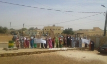 احتجاجات سكان قرية "اتريدات" أمام مباني الولاية في العيون عاصمة الحوض الغربي (الأخبار)